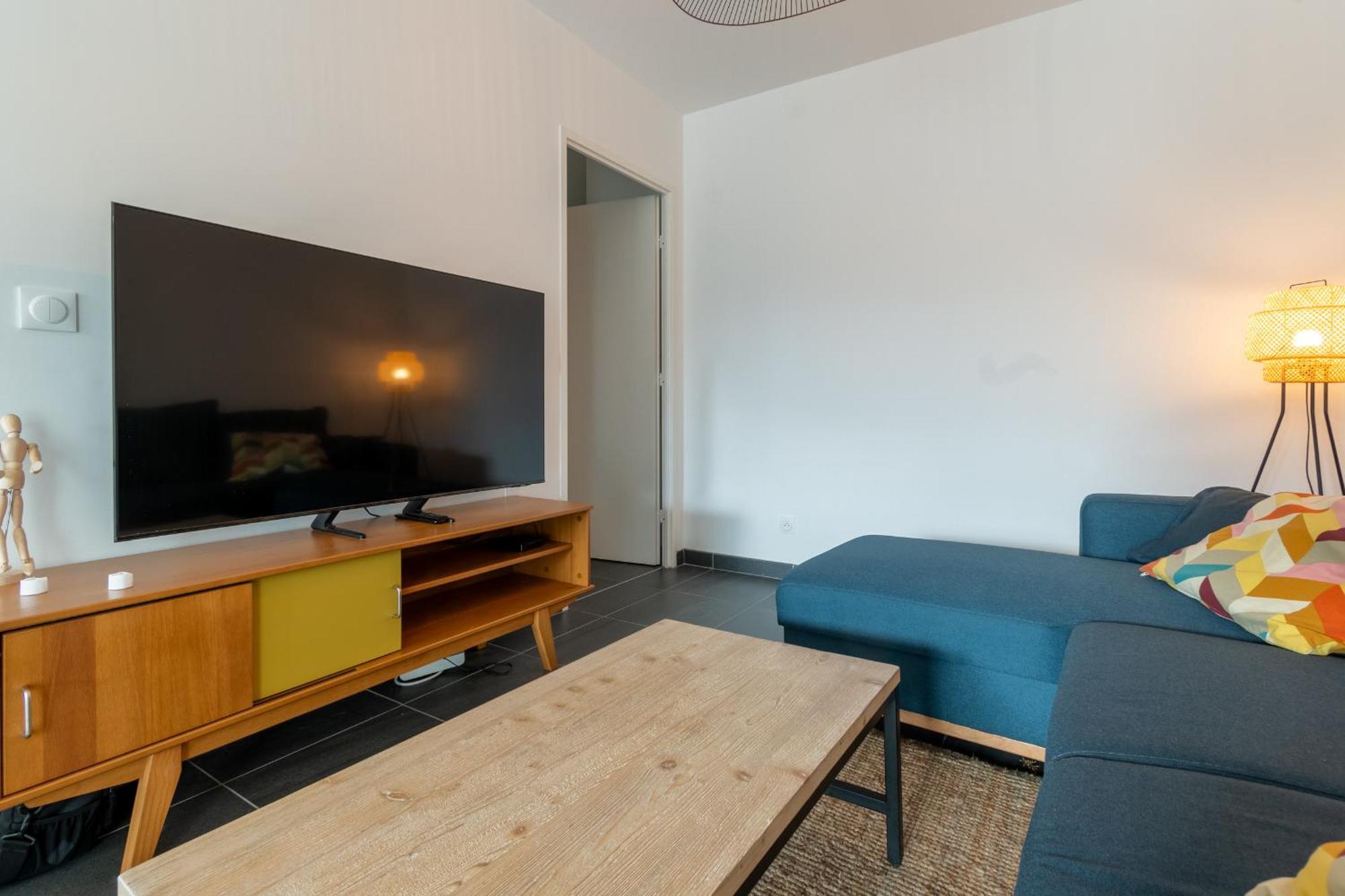 70 M2 Climatise Avec Balcon Et Parking Appartement *